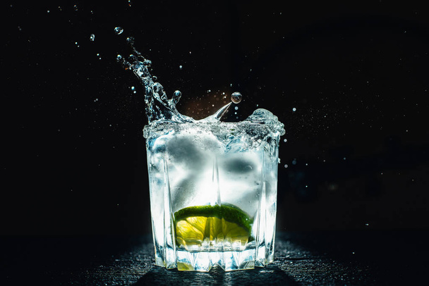 ice cold cocktail with lime on a black background - Foto, immagini