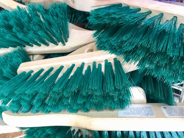 süpürme ve temizlik için yeşil fırça - Fotoğraf, Görsel