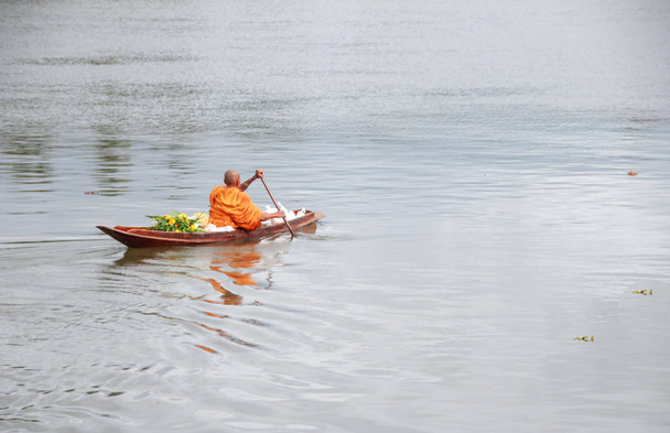 Os monges foram transportados para pedir comida De manhã de barco
 - Foto, Imagem