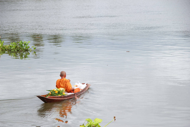 A szerzetesek is ferried, hogy könyörögni ételért reggel hajóval - Fotó, kép