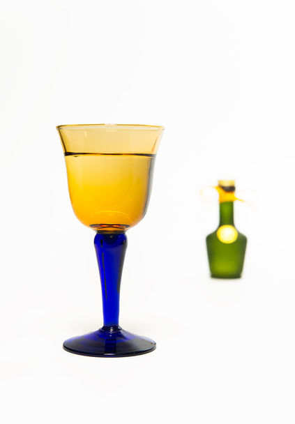 Zoom avant verre de whisky avec bouteille de whisky vert flou
 - Photo, image