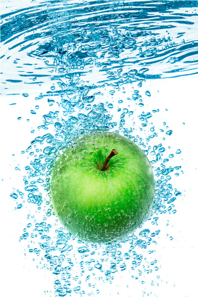 Green Apple in the Water. - Foto, imagen