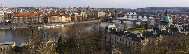 Vista del río Moldava y los puentes brillaron con el sol del atardecer, Praga, la República Checa
. - Foto, imagen