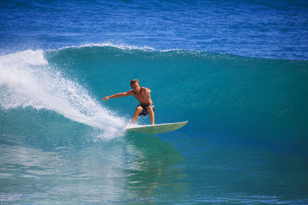 Молода людина, серфінг в момент паніки, Гаваї - Фото, зображення