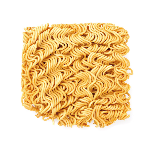Ασιατικές ramen στιγμιαία noodles που απομονώνονται σε λευκό φόντο - Φωτογραφία, εικόνα