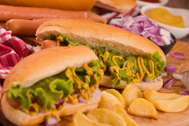 Hot Dogs mit Senf und Ketchup. - Foto, Bild