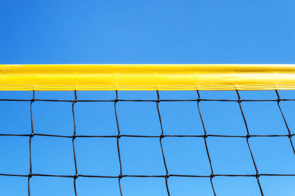colore giallo giochi estivi palla sfondo beach volley o tennis net contro il cielo blu per eventi sportivi. copyspace. copia spazio
 - Foto, immagini