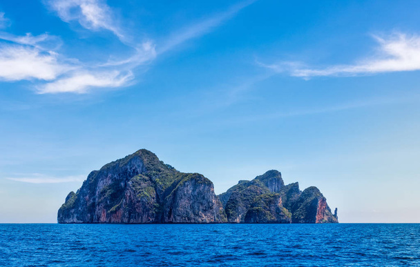 Phi Phi lay wyspa z wysokimi klifami i górami, niebieskie nieśmiałe i białe chmury - Zdjęcie, obraz