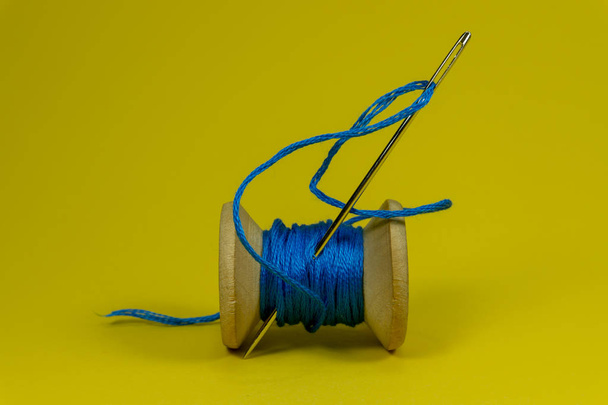 bobine de fil avec aiguille - Photo, image