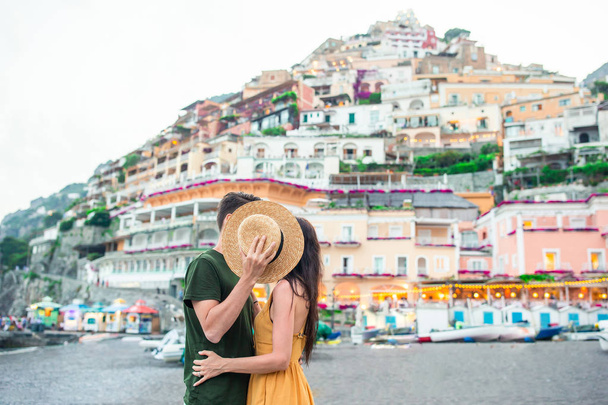 Vacaciones de verano en Italia. Parejas jóvenes en Positano village on the background, Costa Amalfitana, Italia
 - Foto, Imagen