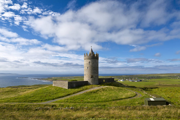Château de Doonagore, Doolin, comté de Clare, Irlande
. - Photo, image