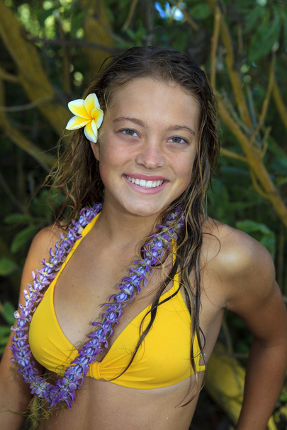 πορτρέτο ενός έφηβου κοριτσιού με λουλούδια - Φωτογραφία, εικόνα