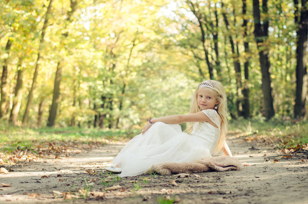 romantikus gyermek ül hercegnő ruhát a fák - Fotó, kép