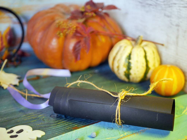 Декоративный состав разнообразных тыкв, листьев и мистического декора с красным освещением на сером деревянном фоне, Хэллоуин, осень, вид сверху
 - Фото, изображение