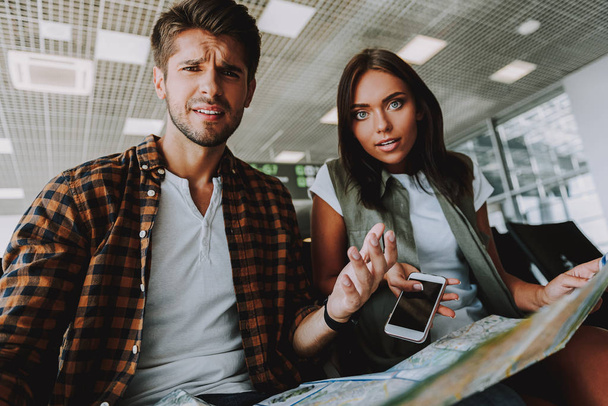 Young couple is dissatisfied with flight delay - Foto, immagini