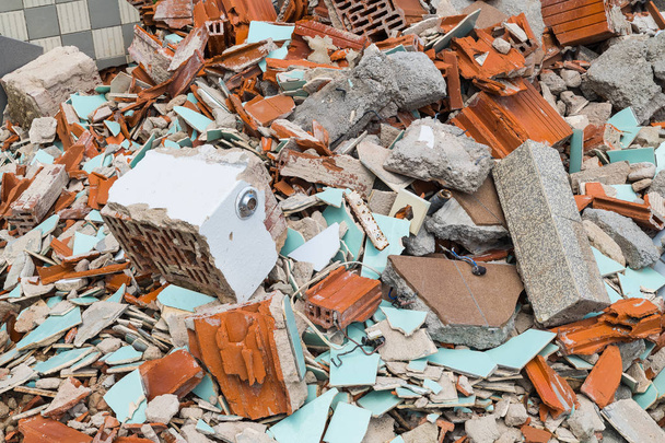 Bina atık dökümü. Tuğlalar, fayanslar ve beton parçaları enkaz yığını içinde - Fotoğraf, Görsel