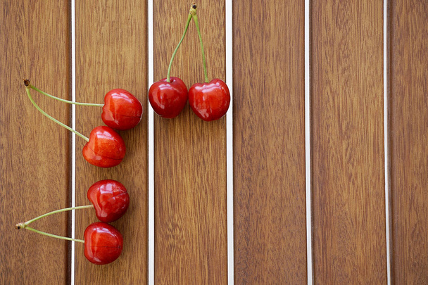 Cseresznyét, egy fából készült hajón - Fotó, kép
