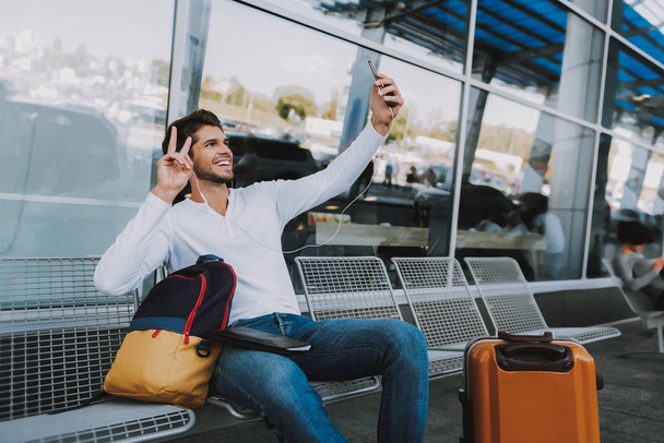 Cheerful guy is taking selfie before trip - Fotografie, Obrázek