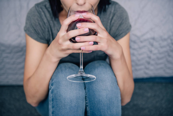 vista recortada de la mujer deprimida bebiendo vino en casa
 - Foto, Imagen