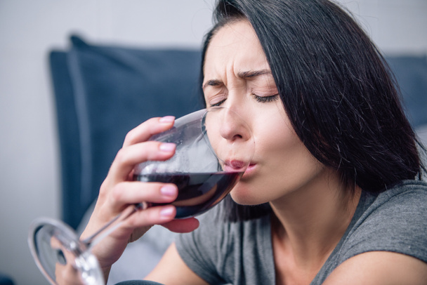 evde şarap içen yalnız depresif kadının seçici odak - Fotoğraf, Görsel