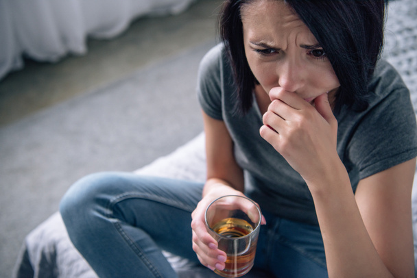 красивая расстроенная женщина со стаканом виски плачет дома
 - Фото, изображение