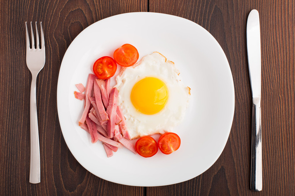 Fried egg with ham and tomato - Foto, afbeelding