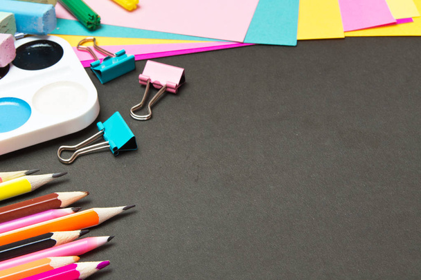 Школьные и офисные принадлежности на доске. Цветная бумага, карандаш
 - Фото, изображение