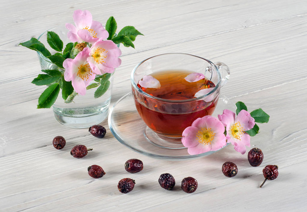 Flores de rosa mosqueta e chá de xícara
 - Foto, Imagem