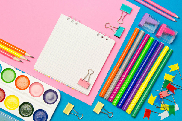 Schreibwaren. Schul- und Bürobedarf in blauer und rosa Farbe - Foto, Bild