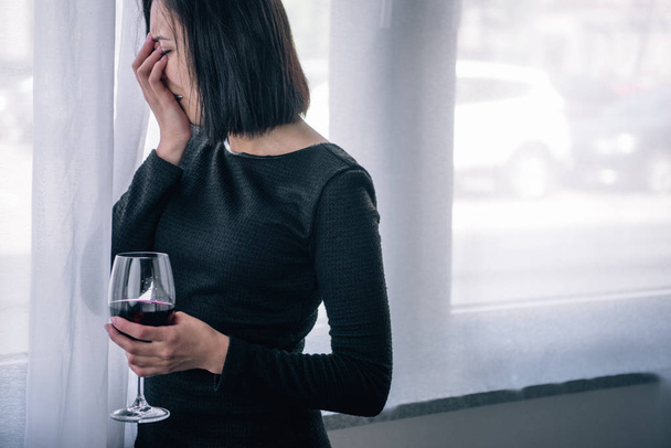 donna depressa con bicchiere di vino che piange a casa
 - Foto, immagini