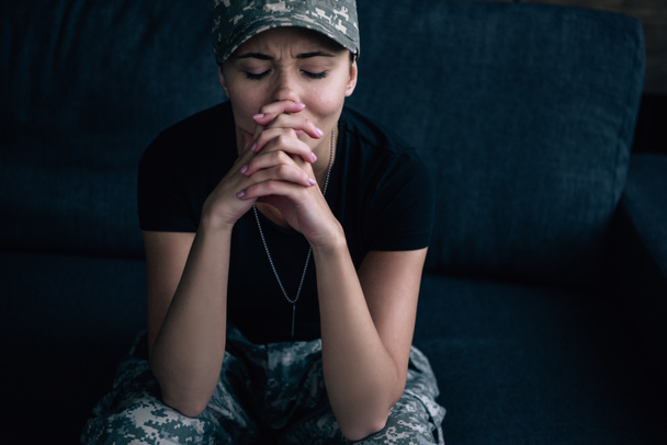 femme déprimée en uniforme militaire pleurant à la maison
 - Photo, image