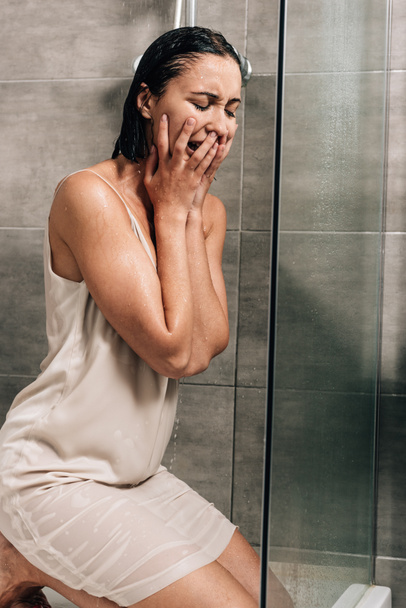 solitario frustrato donna piangendo sotto la doccia a casa
 - Foto, immagini