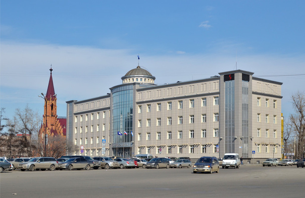 kantoorgebouw en de Poolse kerk in het centrale plein van Irkoetsk - Foto, afbeelding
