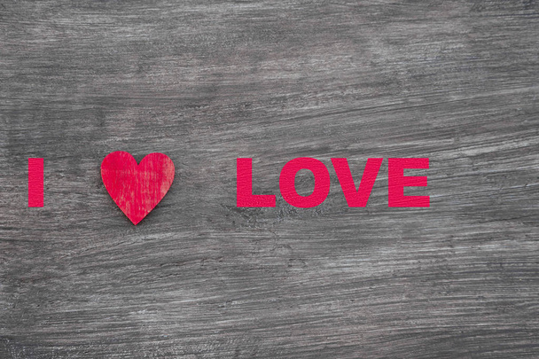 Любов з серцем. Червоні серця на старовинному дерев'яному столі вид зверху
 - Фото, зображення