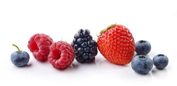 свежие ягоды на белом фоне - Фото, изображение