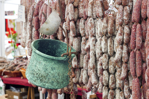 Salame milanese nel mercato di strada
 - Foto, immagini