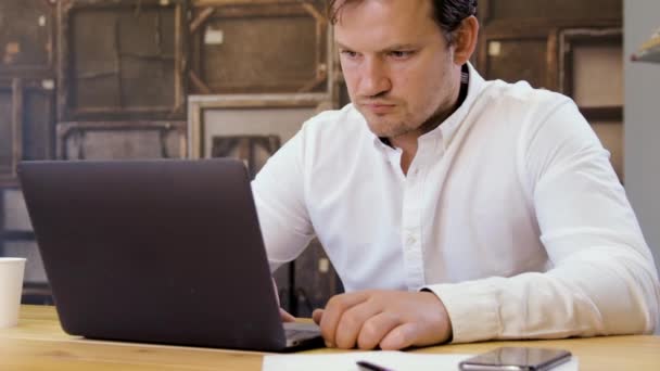 Small business owner working on laptop - Filmagem, Vídeo