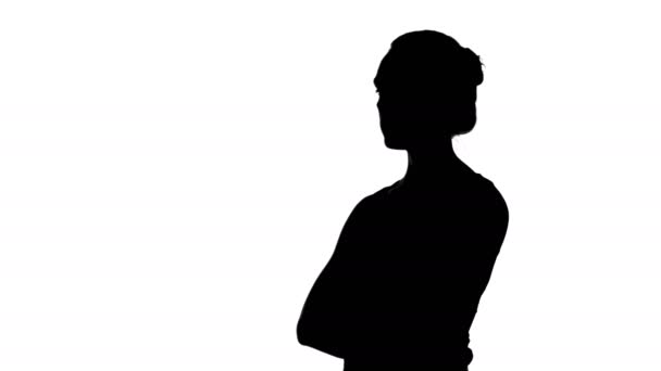 Femme demi-tour silhouette avec les bras croisés sur fond blanc - Séquence, vidéo
