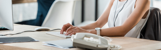 plano panorámico de la mujer en escribir en el teclado de la computadora en la oficina
  - Foto, imagen