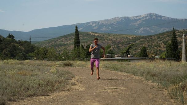 Homem atleta correndo na natureza montanhas. Desporto ativo ao ar livre no verão
. - Foto, Imagem