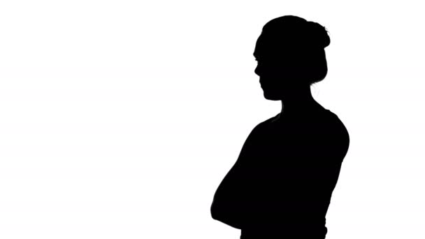 Κοριτσίστικη σιλουέτα με σταυρωμένα χέρια σε λευκό φόντο - Πλάνα, βίντεο