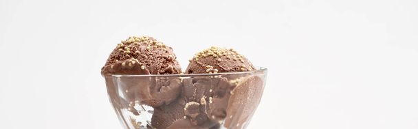 delicioso helado de chocolate en cuenco de vidrio aislado en blanco, plano panorámico
 - Foto, Imagen