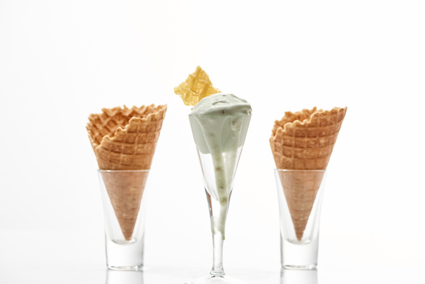 新鮮なサクサクした甘いワッフルコーンとピスタチオアイスクリームを白に分離 - 写真・画像