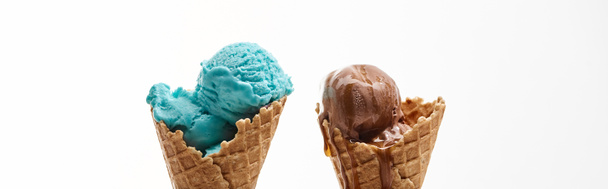 白、パノラマショットに分離サクサクワッフルコーンでおいしい甘いチョコレートとブルーアイスクリーム - 写真・画像