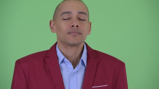 Щасливий лисий багатонаціональний бізнесмен розслабляється з закритими очима
 - Кадри, відео