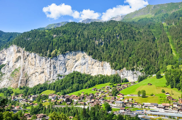 Increíble vista del pintoresco pueblo suizo Lauterbrunnen en verano desde arriba. Famoso Staubbach Falls. Alpes suizos. Suiza paisaje. Hermoso paisaje urbano. Alpino
 - Foto, Imagen