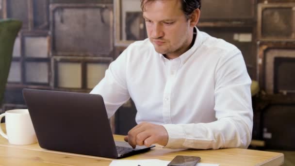 Small business owner working on laptop - Filmagem, Vídeo