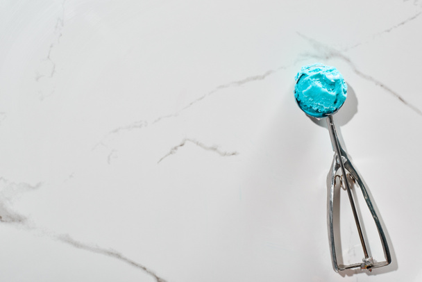 vista dall'alto di delizioso gelato blu in cucchiaio di gelato su sfondo grigio marmo
 - Foto, immagini