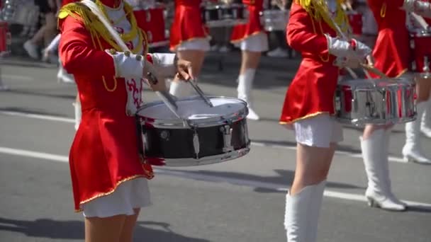 Jonge drummers staan op en verslaan de melodie. Close-up van vrouwelijke handen drummers kloppen in de trommel van hun stokken. Slow Motion - Video