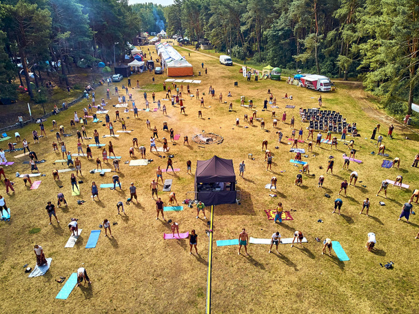 Bialobrzegi, Polen-13-15 juli 2019: prachtige panoramische luchtfoto drone uitzicht op mensen die plezier hebben tijdens een concert op de Wibracje 3,0 Festival Polen-een van de grootste openluchtfestivals in Polen - Foto, afbeelding